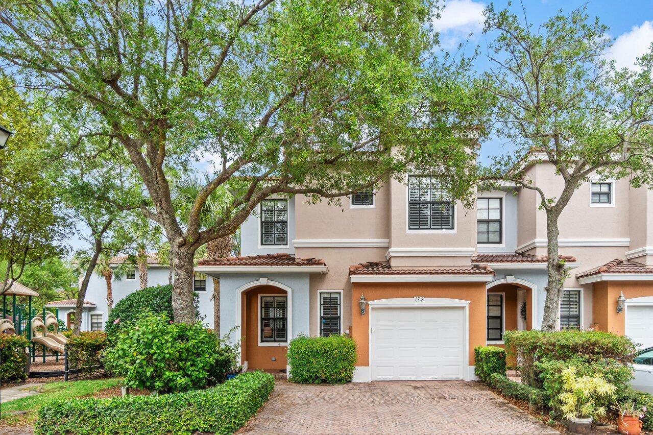 Property Photo: 173 W Astor Circle FL 33484