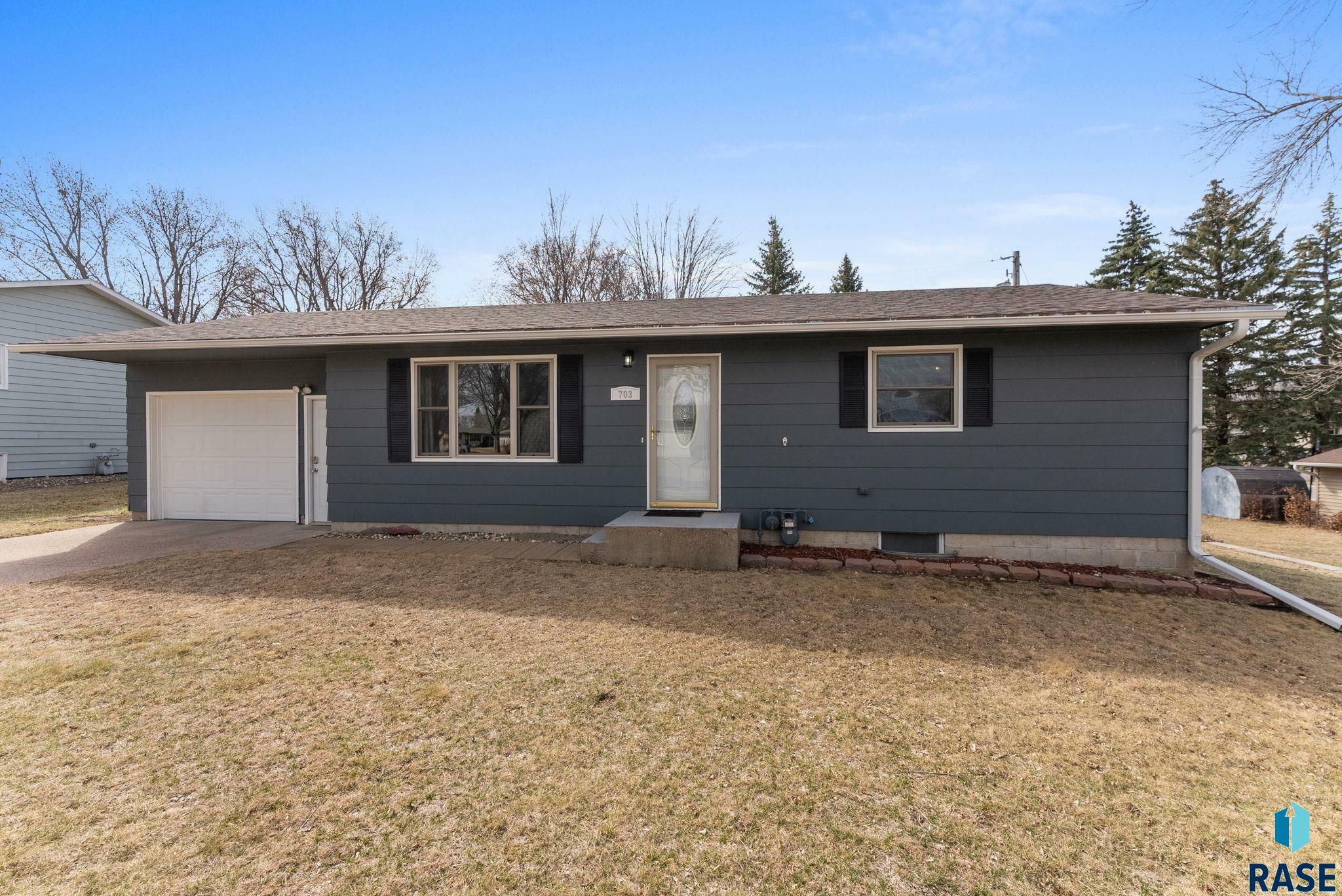 Property Photo: 703 E 11th St SD 57022