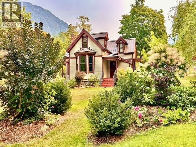 Property Photo:  305 Bellevue Street  BC V0G 1S0 