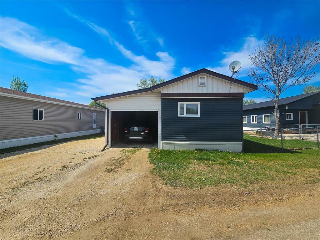 Property Photo: 38 Cedar Crescent MB R1C 0G5