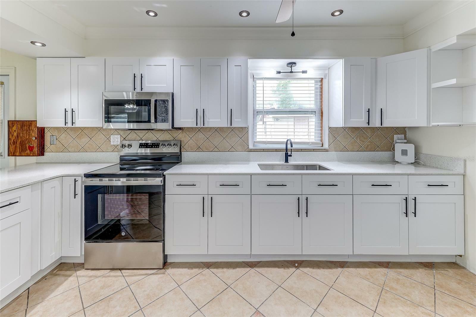 Property Photo: 1624 Bel Air Avenue FL 32812