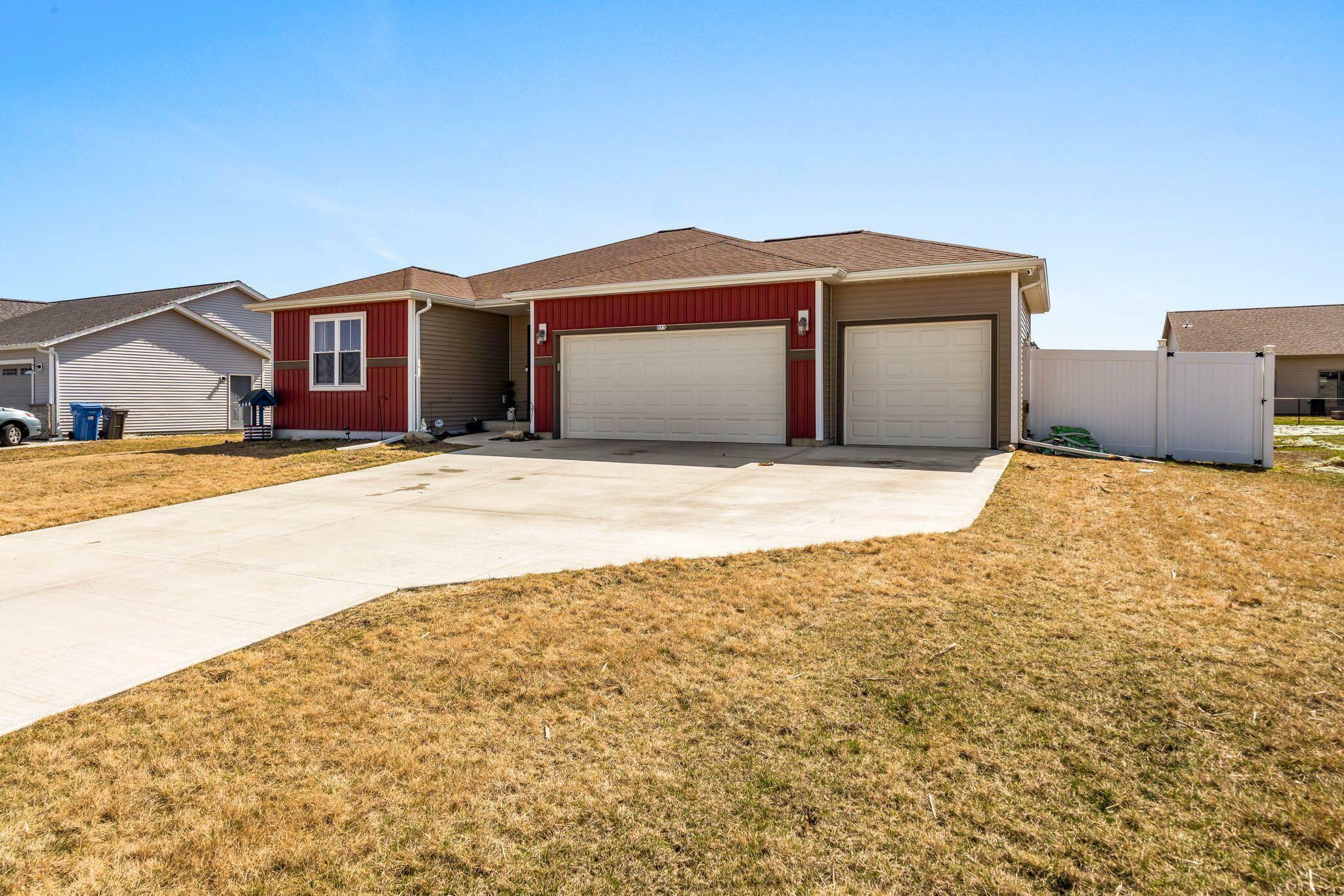 Property Photo:  911 Ridge Ct  WI 53094 