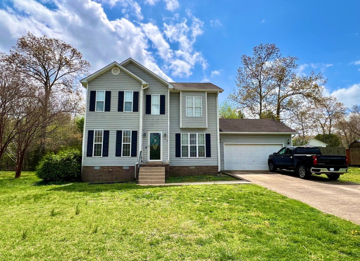 Property Photo: 104 E Laurel Dr TN 38464