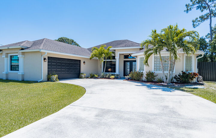 Property Photo: 1450 SW Hackensack Avenue FL 34953