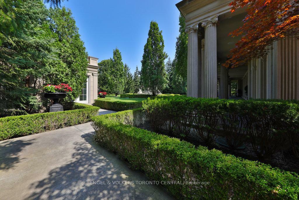Property Photo: 489 Lakeshore Road E ON L6J 1K4