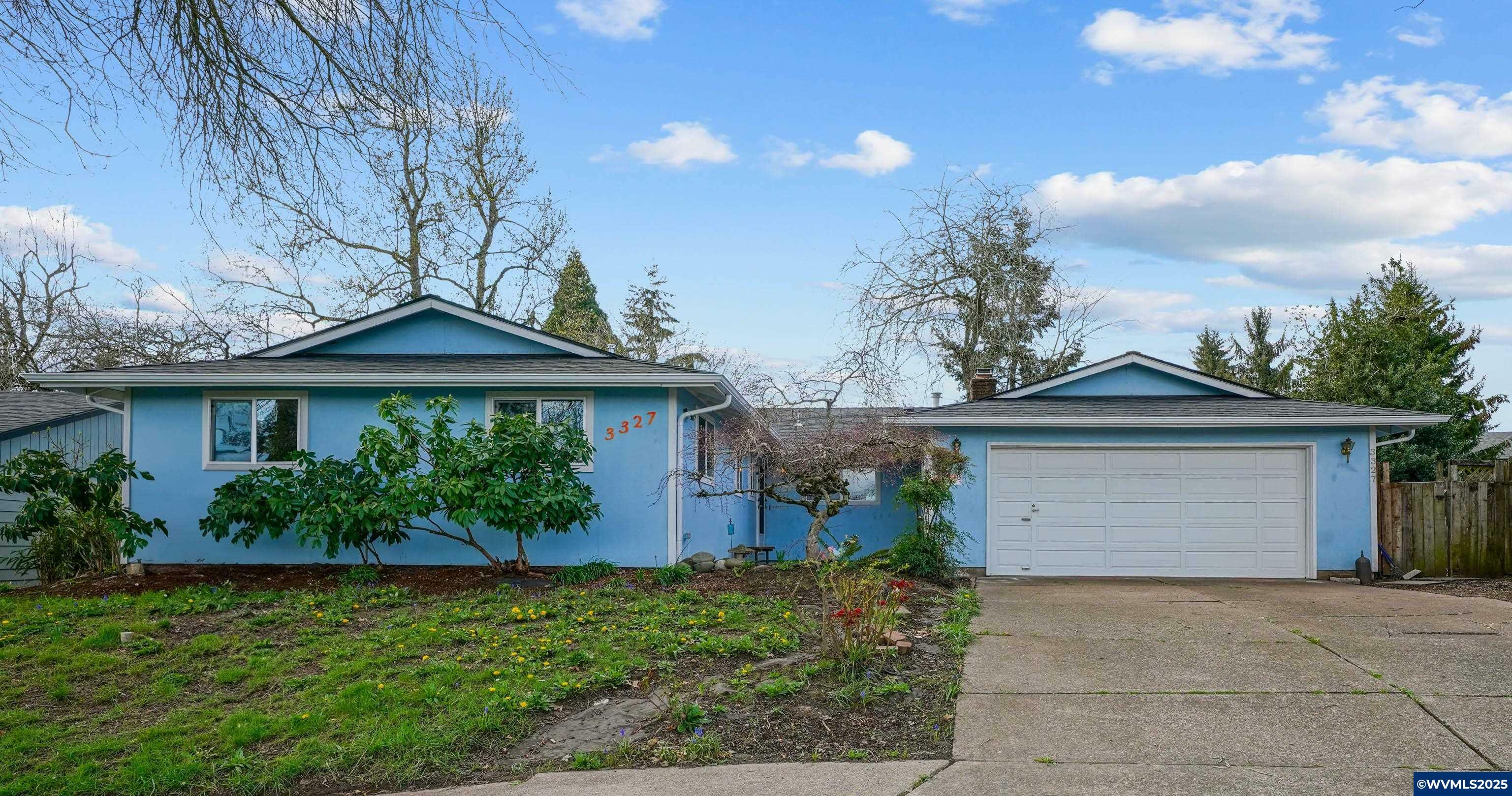 Property Photo: 3327 Four Seasons Ct NE OR 97305