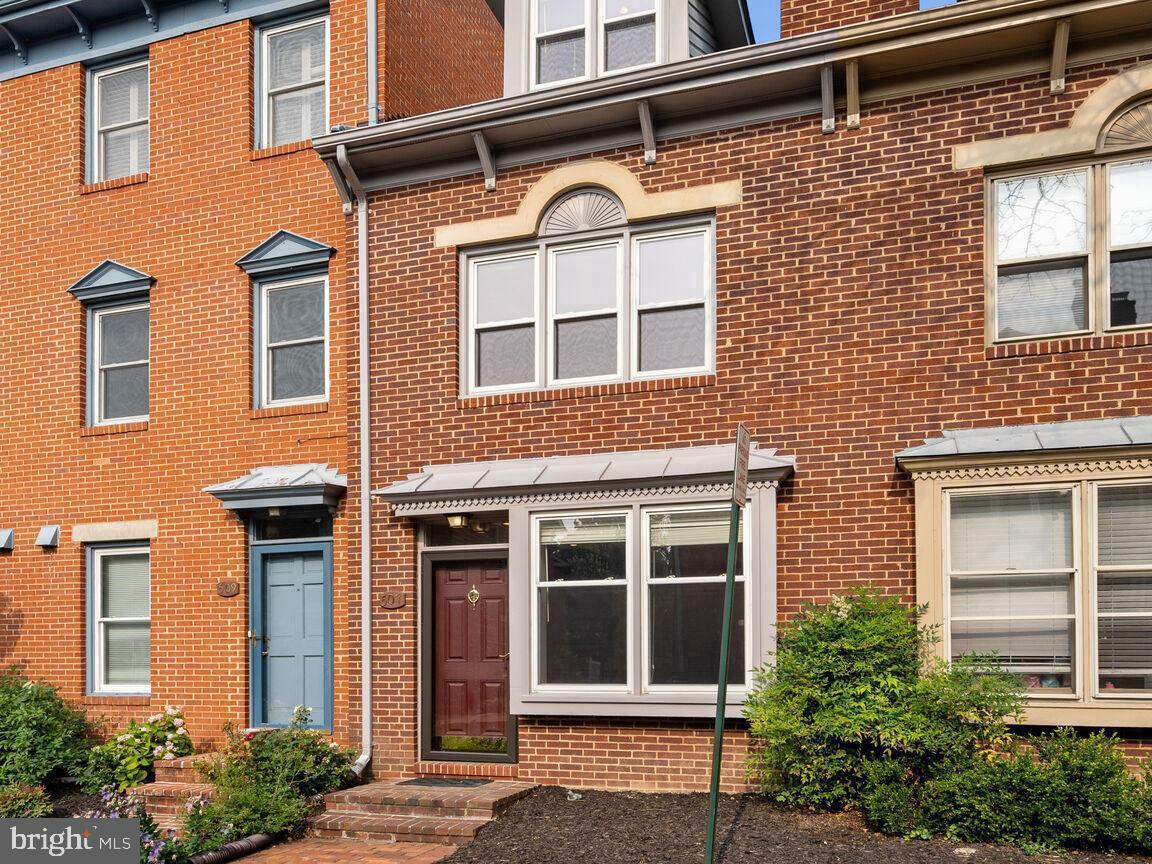 Property Photo: 507 Colecroft Court VA 22314