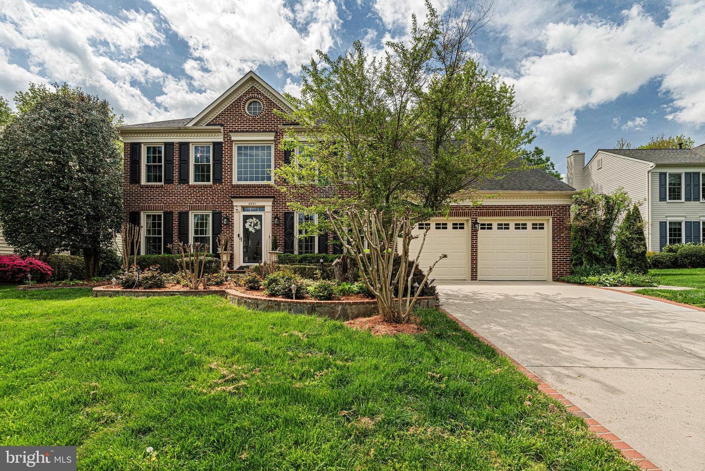 Property Photo: 8201 Lone Oak Court VA 20111