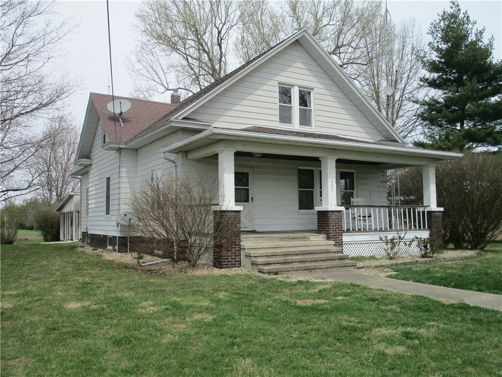 Property Photo: 900 W Washington Street IL 62557