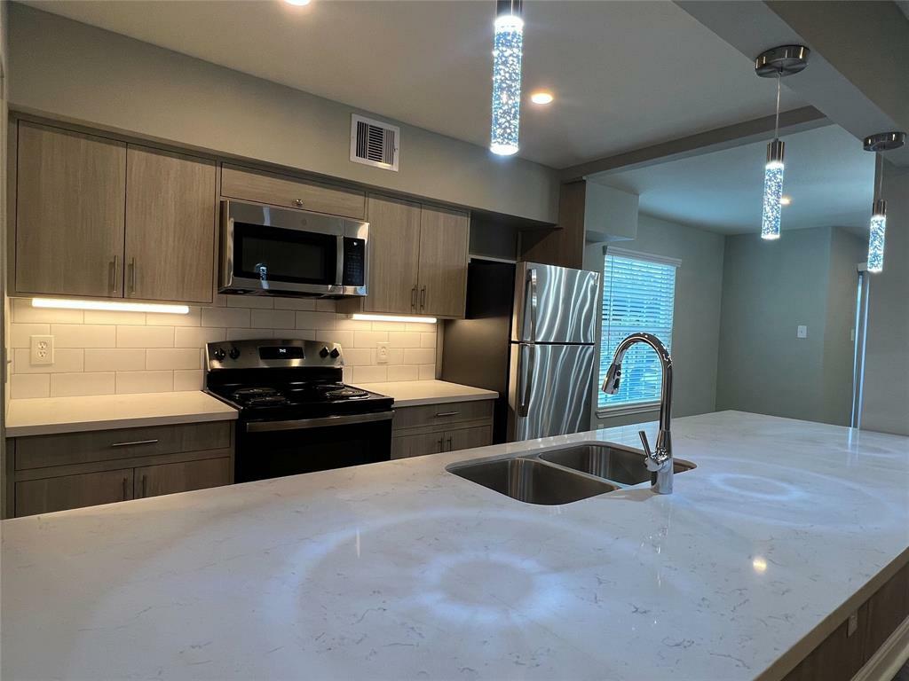 Property Photo: 8003 Woodway Drive 84 TX 77063