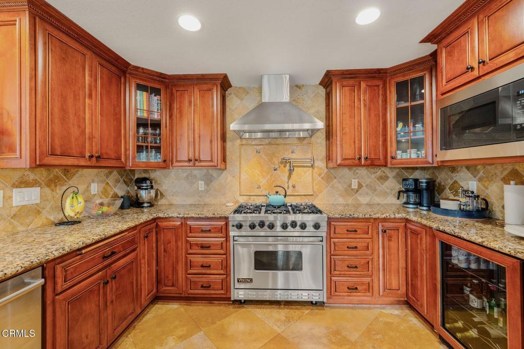 Property Photo: 823 Flagstaff Court CA 93004