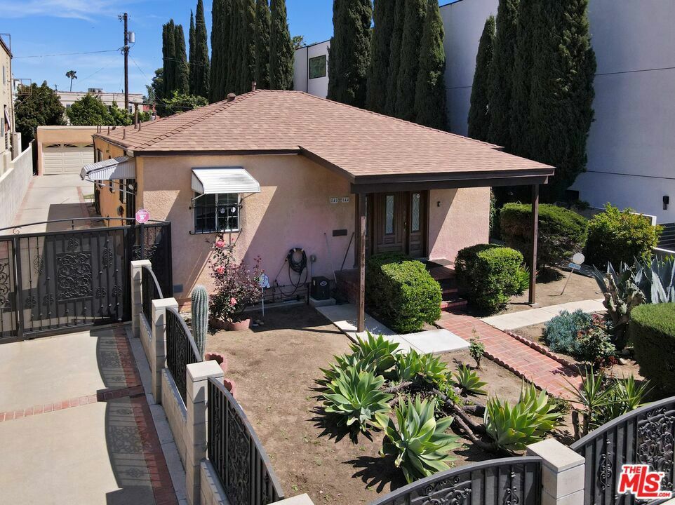 Property Photo: 844 N Poinsettia Place CA 90046