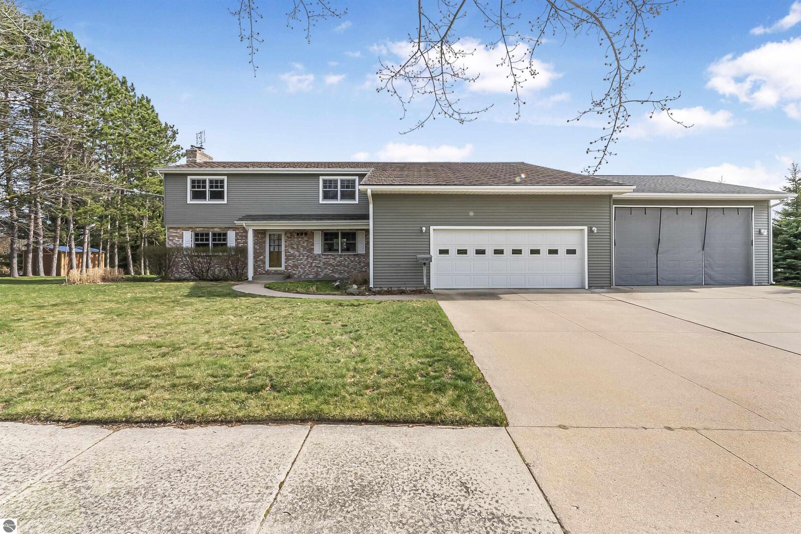 Property Photo:  800 Evart Street  MI 49601-2316 