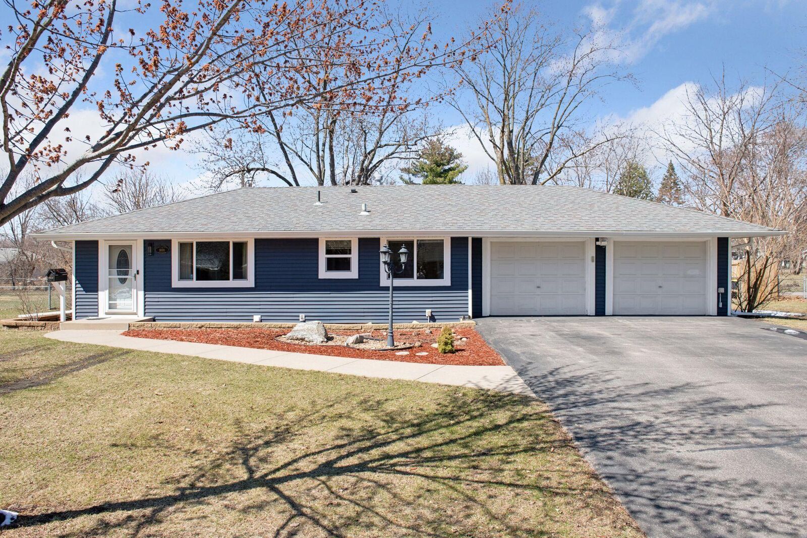 Property Photo: 1600 E 88th Street MN 55425