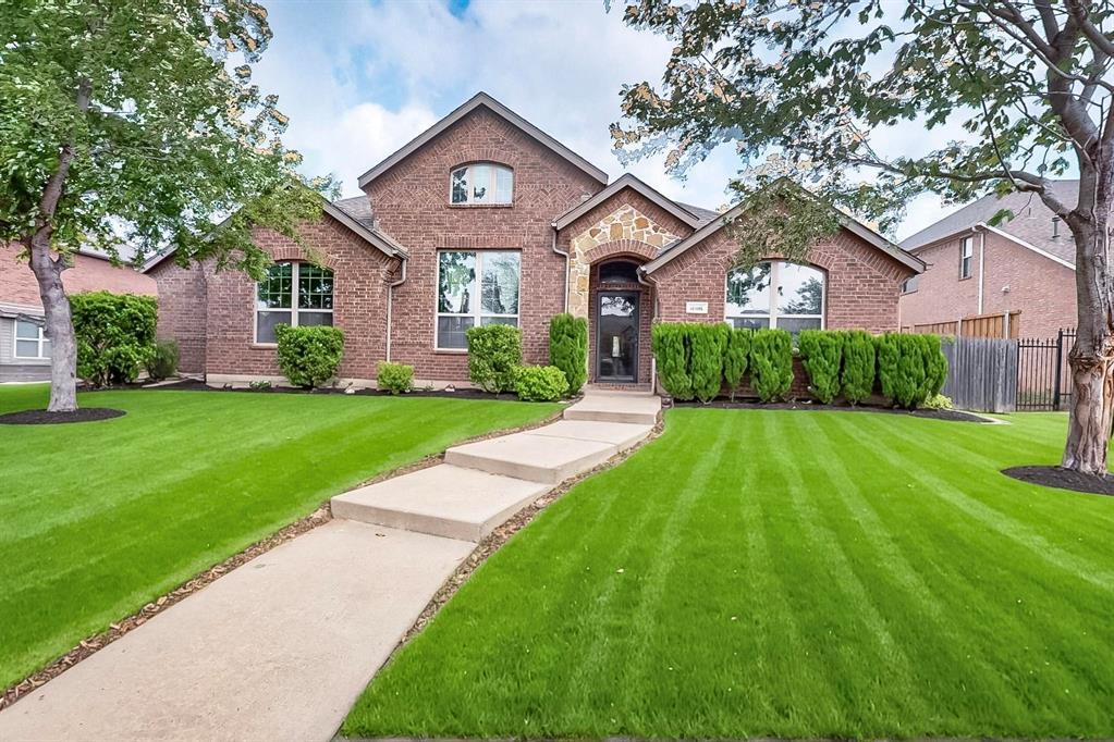 Property Photo: 716 Saddlebrook TX 75115