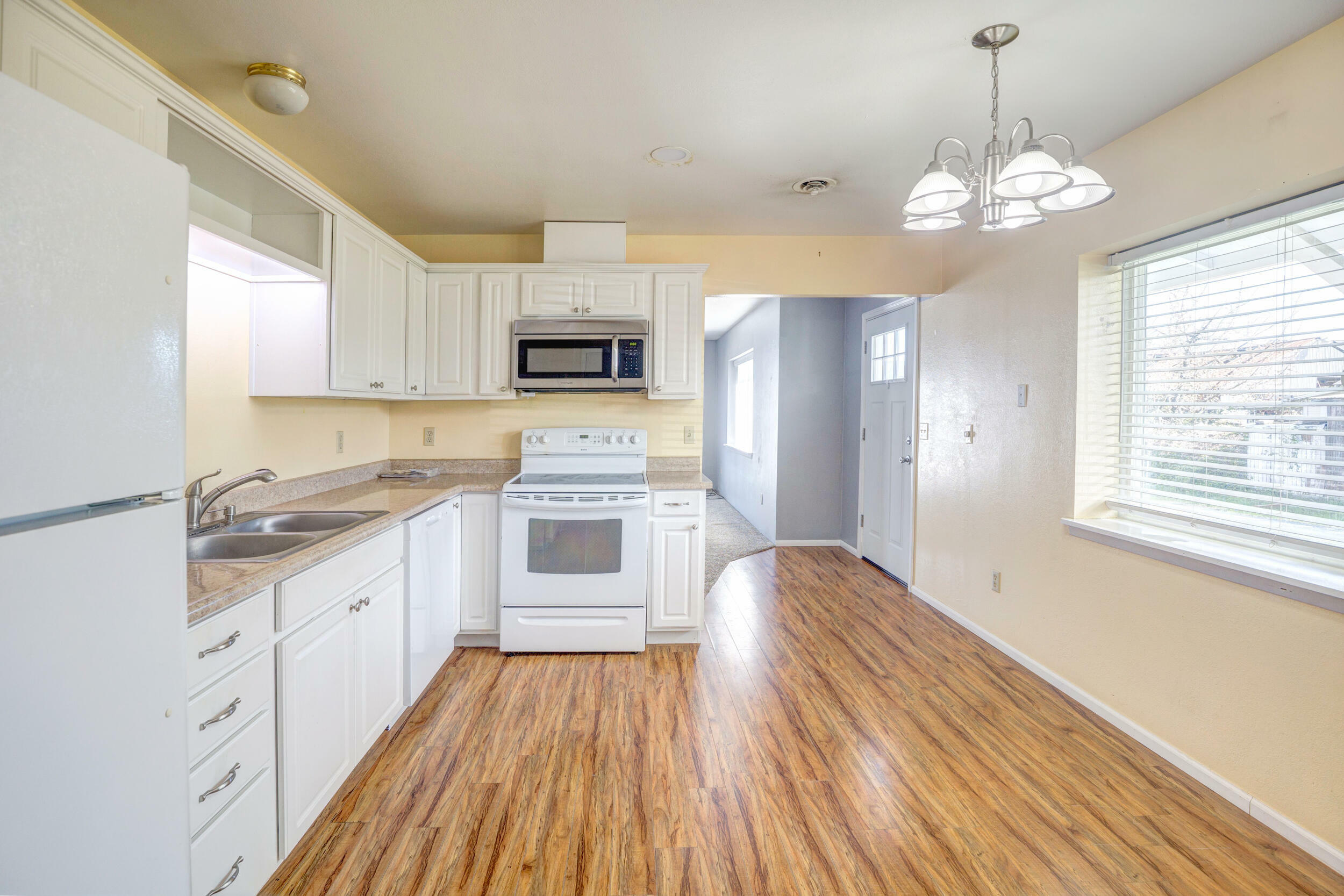 Property Photo:  2368 Redwood Avenue  OR 97527 