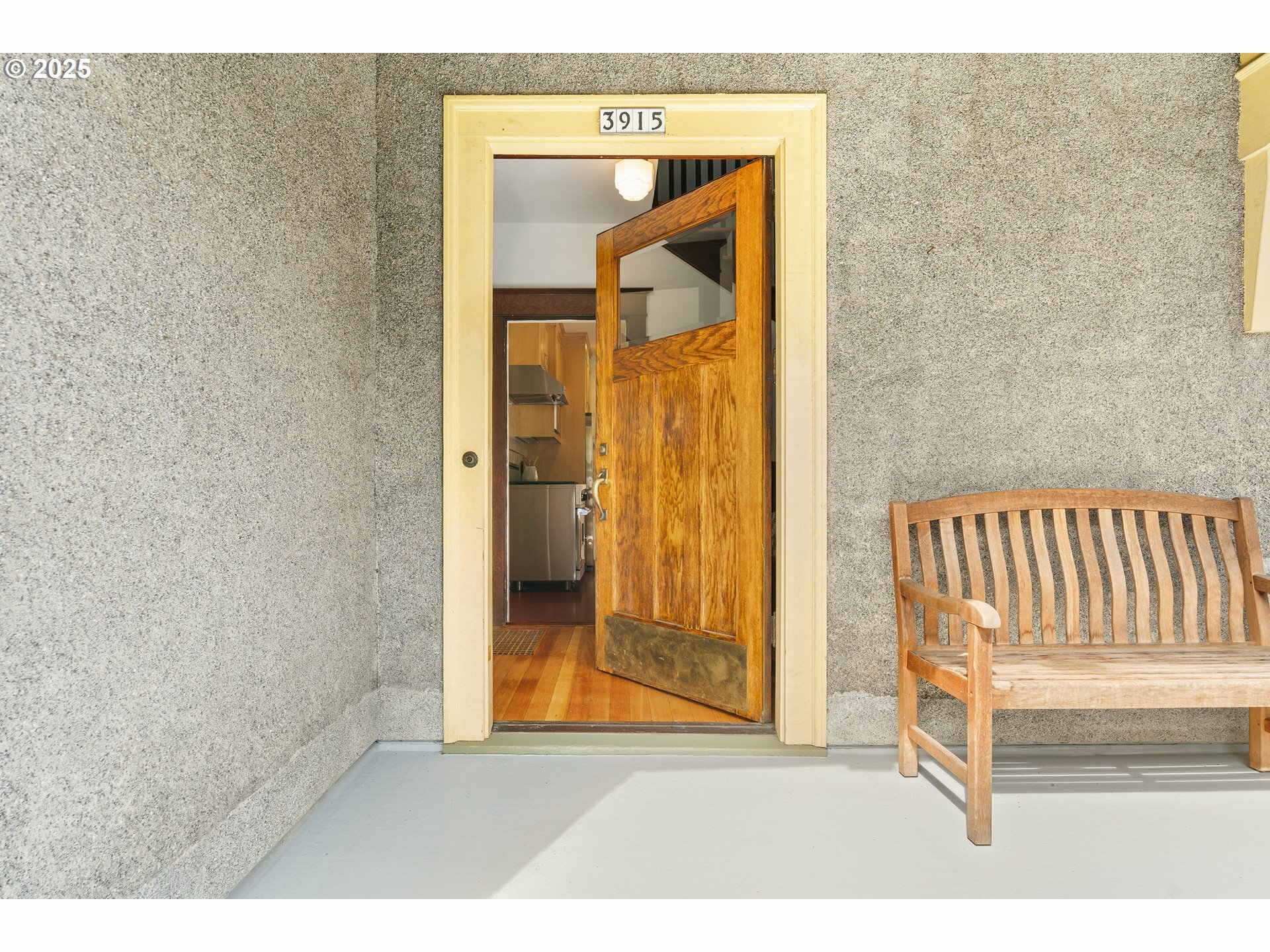 Property Photo: 3915 SE Ivon St OR 97202