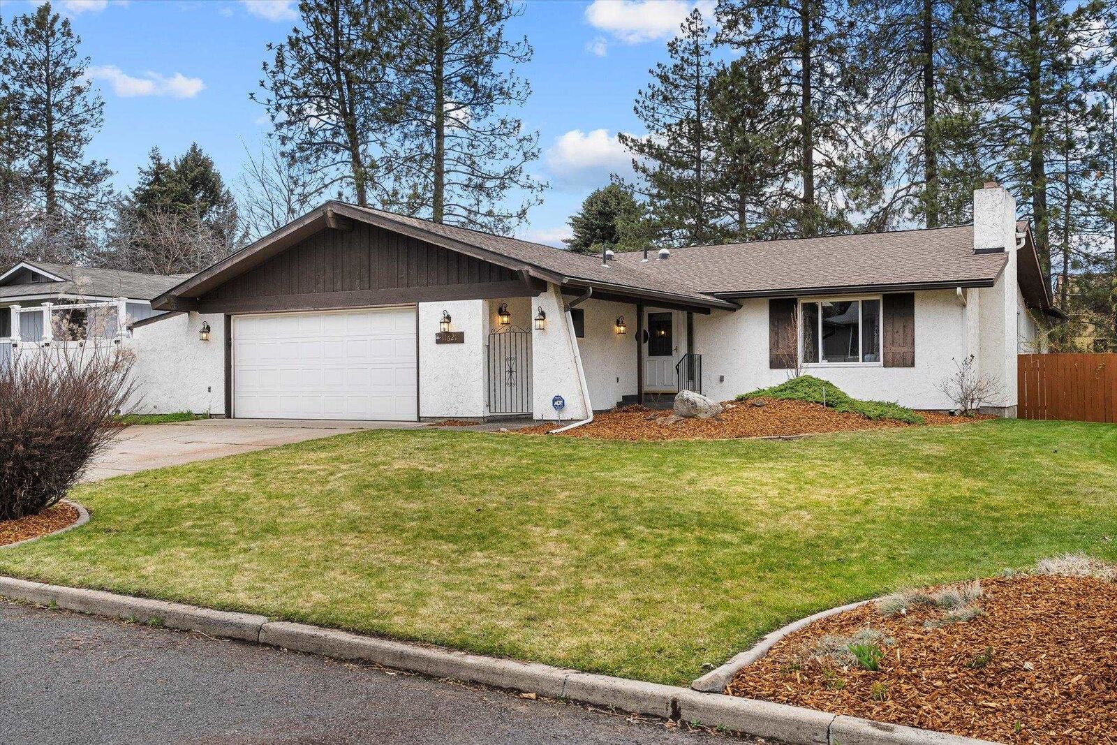 Property Photo: 11621 N Lancelot Dr WA 99218