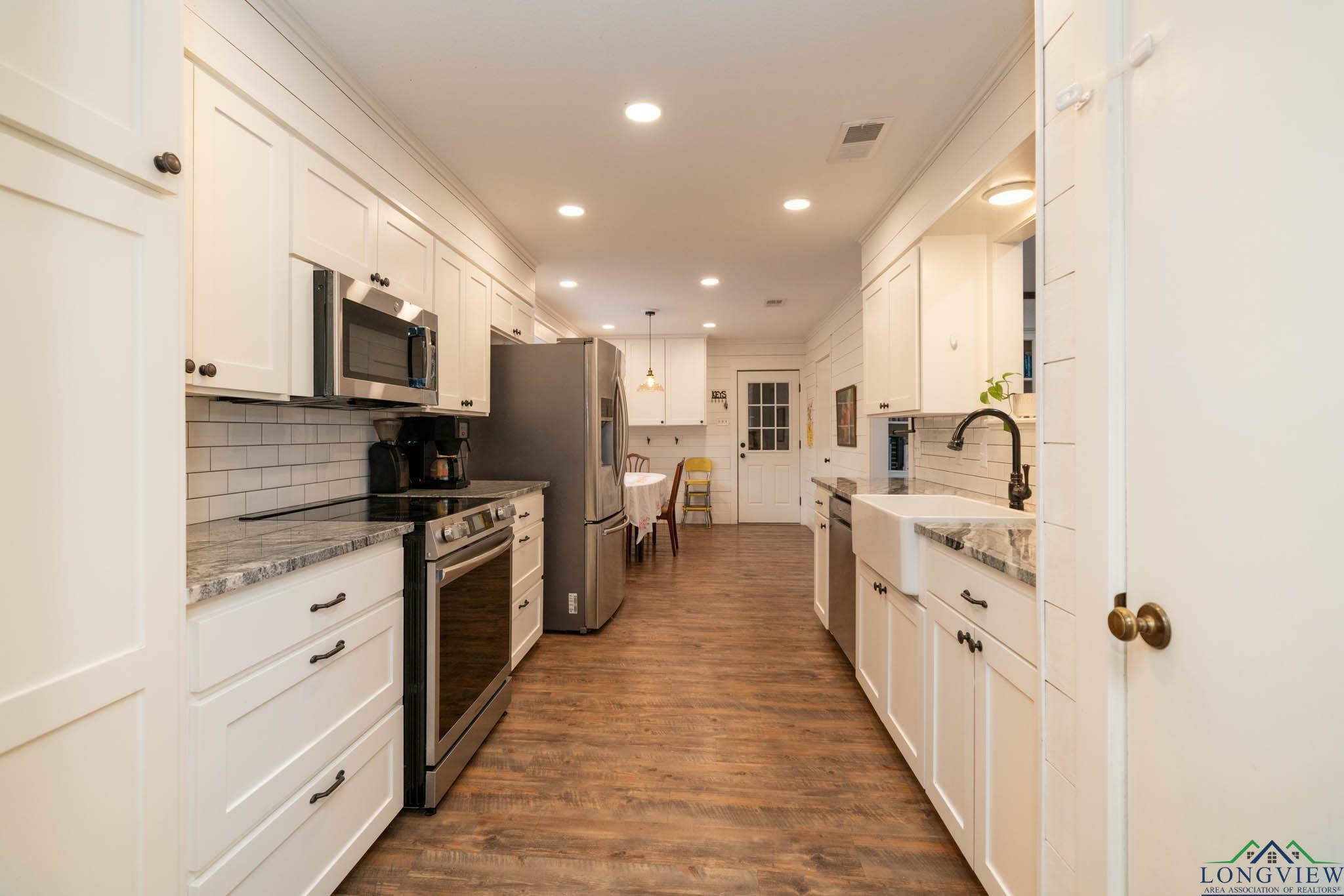 Property Photo: 1613 Willowview Street TX 75604