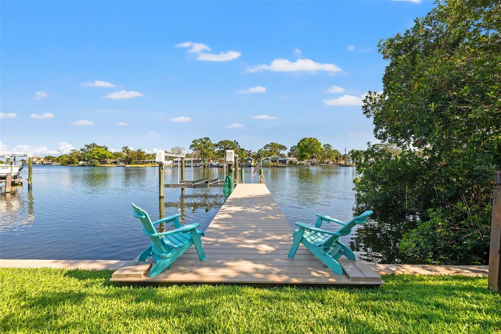 Property Photo: 292 Sunlit Cove Drive NE FL 33702
