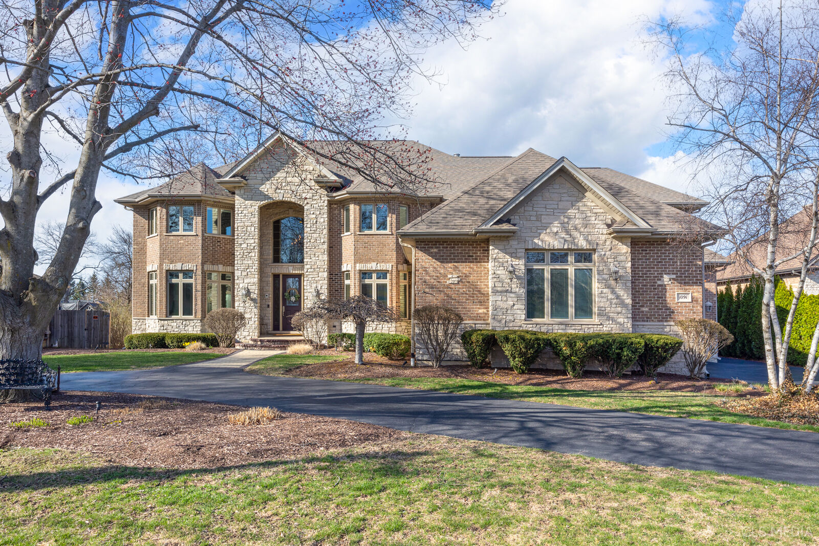 Property Photo: 1091 Granville Avenue IL 60143