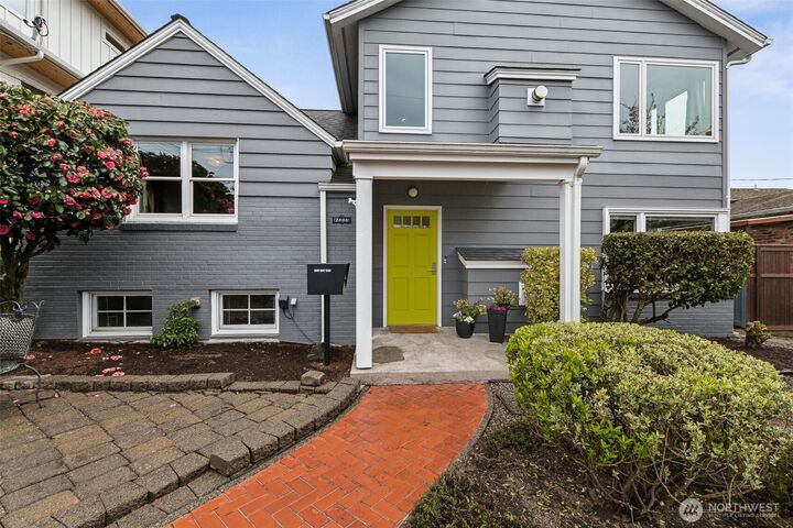 Property Photo:  2806  29th Avenue W  WA 98199 