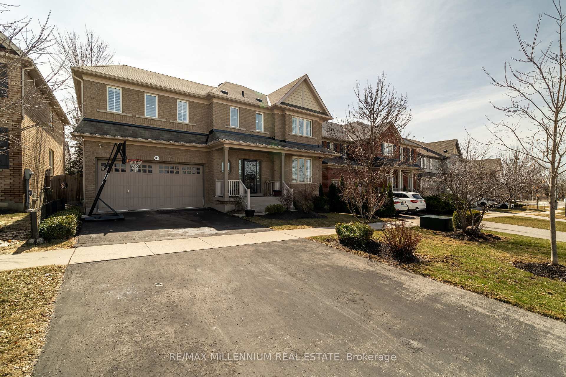 Property Photo: 33 Britannia Avenue E ON L1L 0C1