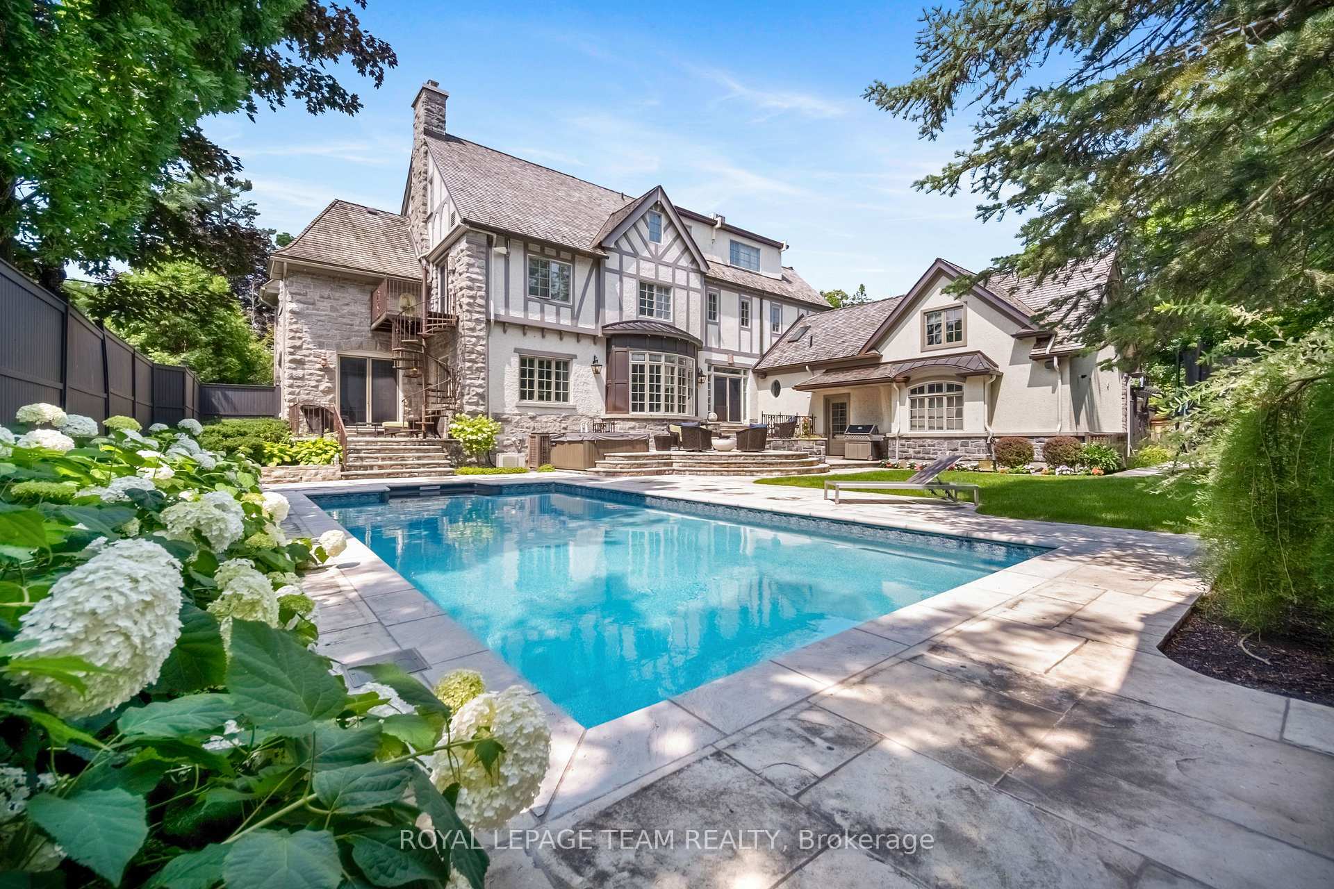 Photo de la propriété:  480 Manor Avenue  ON K1M 0H9 