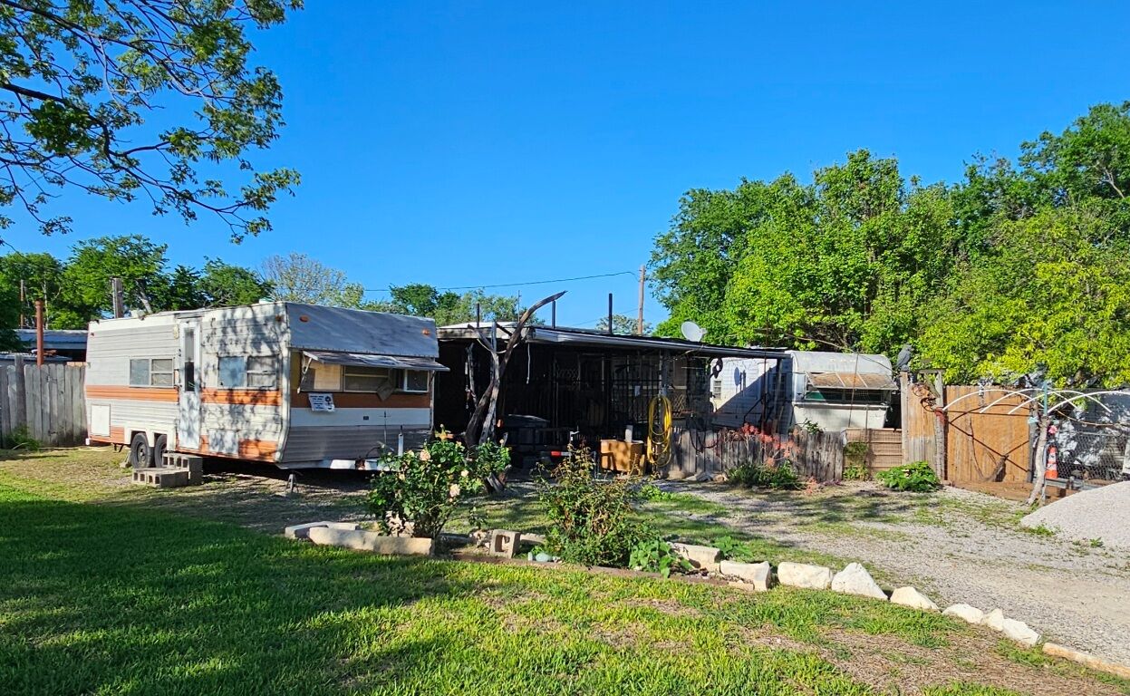 Property Photo: 106 Walnut Drive TX 78753