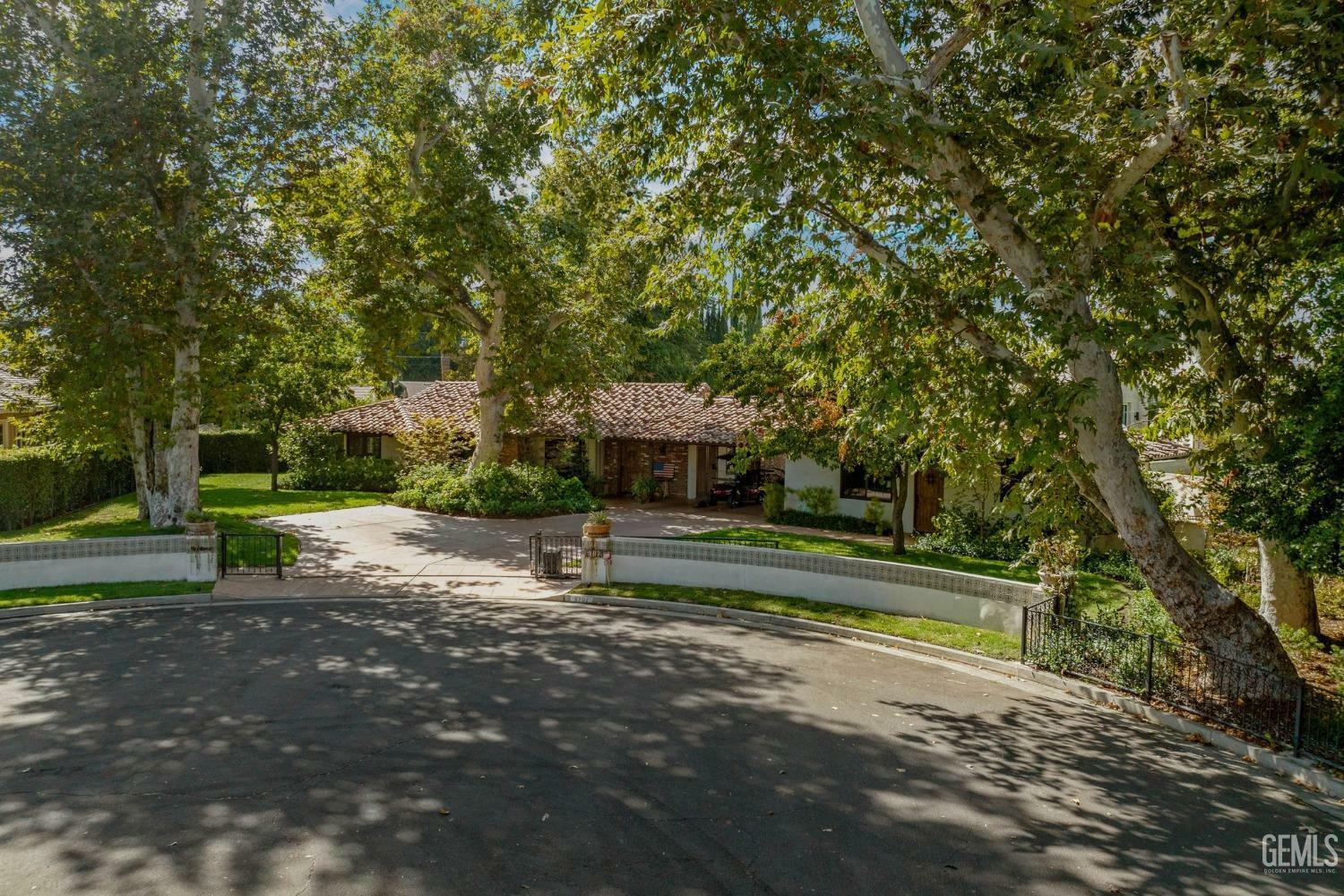 Property Photo: 6702 Edmund Way CA 93309