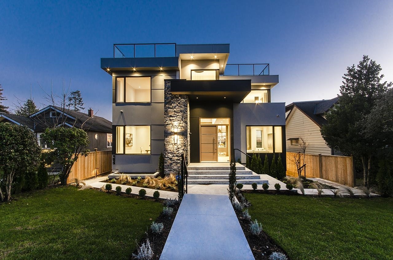 Property Photo: 615 E 6th Street BC V7L 1R4