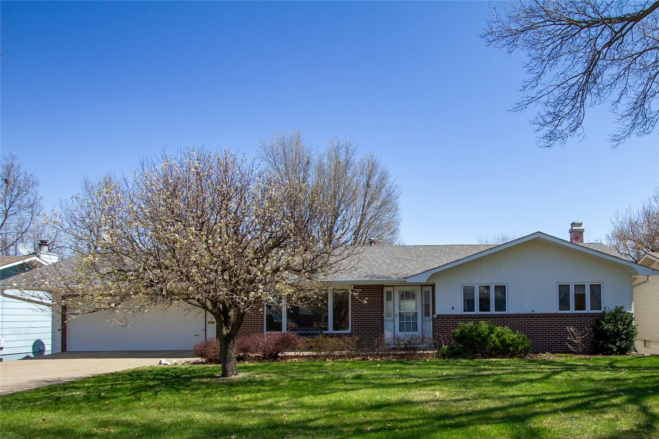 1412 Country Club Drive  Pella IA 50219 photo