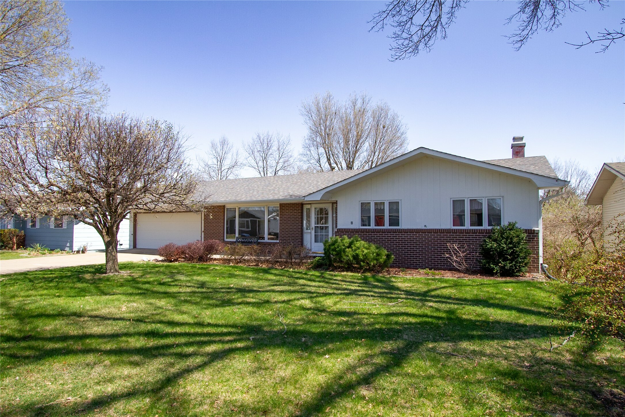 Property Photo: 1412 Country Club Drive IA 50219