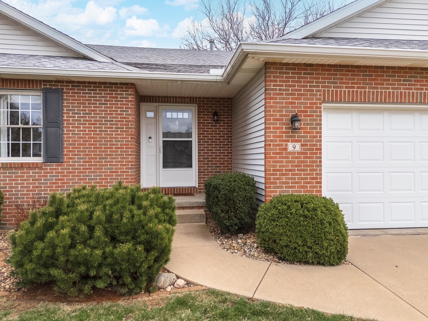 Property Photo: 9 Bandecon Way IL 61704