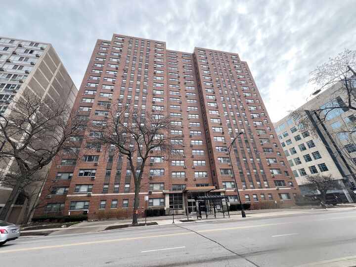 2909 N Sheridan Road 1703  Chicago IL 60657 photo