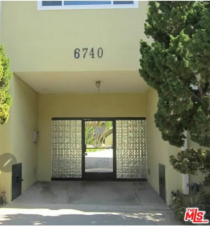 Property Photo: 6740 Springpark Avenue 210 CA 90056
