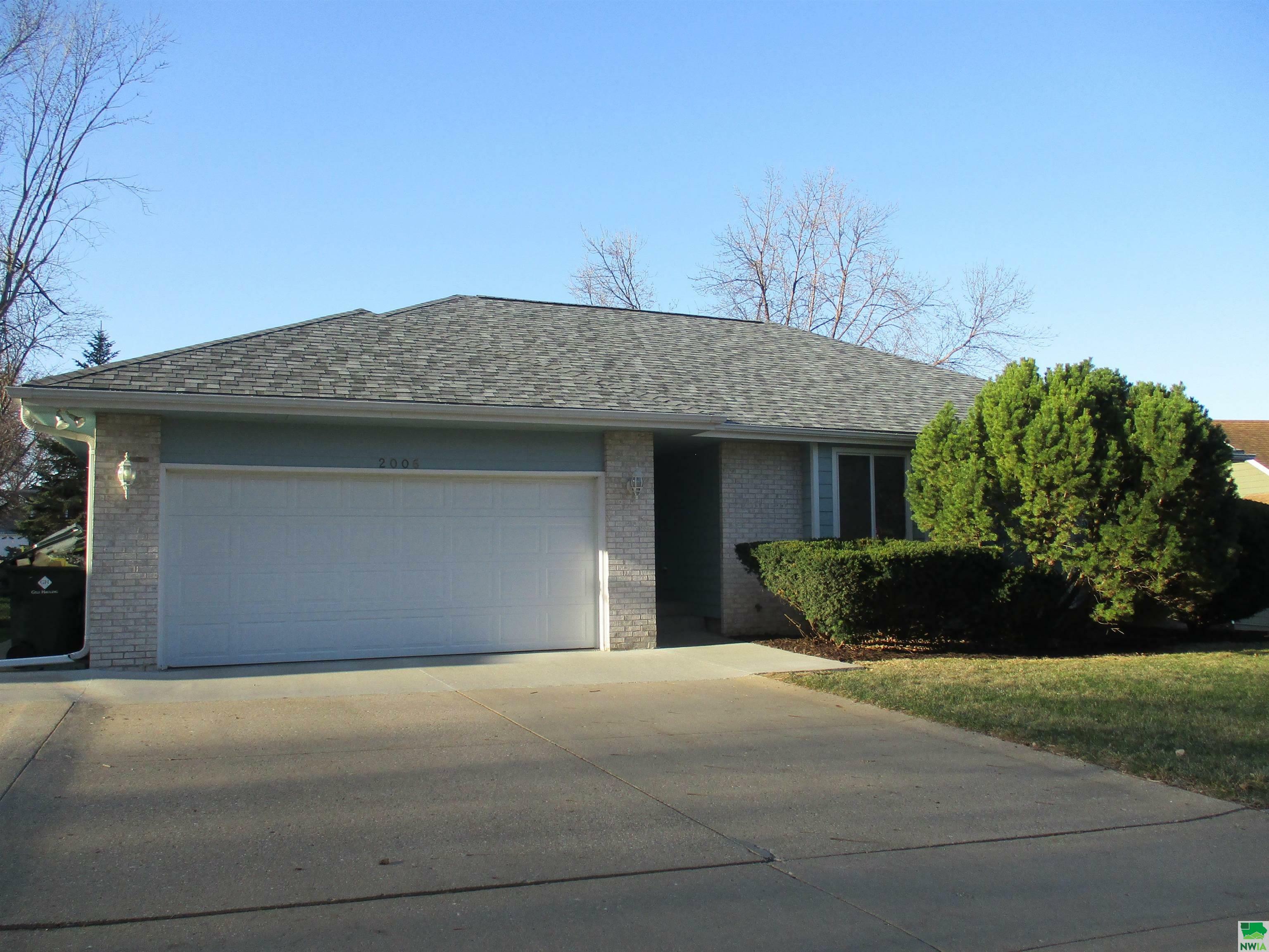 Property Photo: 2006 Greenbrier Ct IA 51104