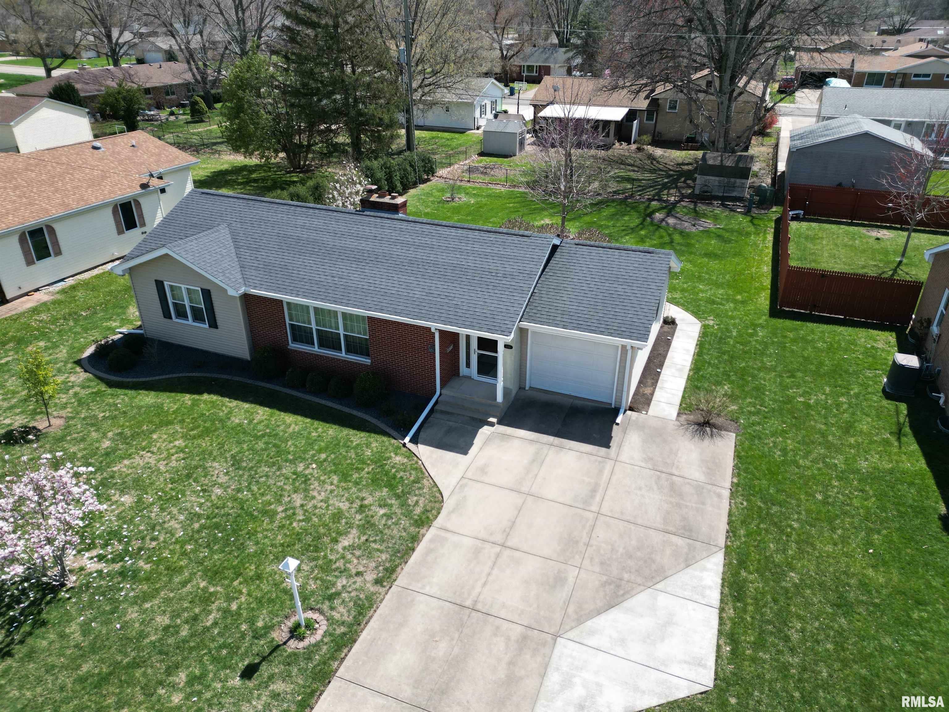 Property Photo: 1120 W Walnut Street IL 61523