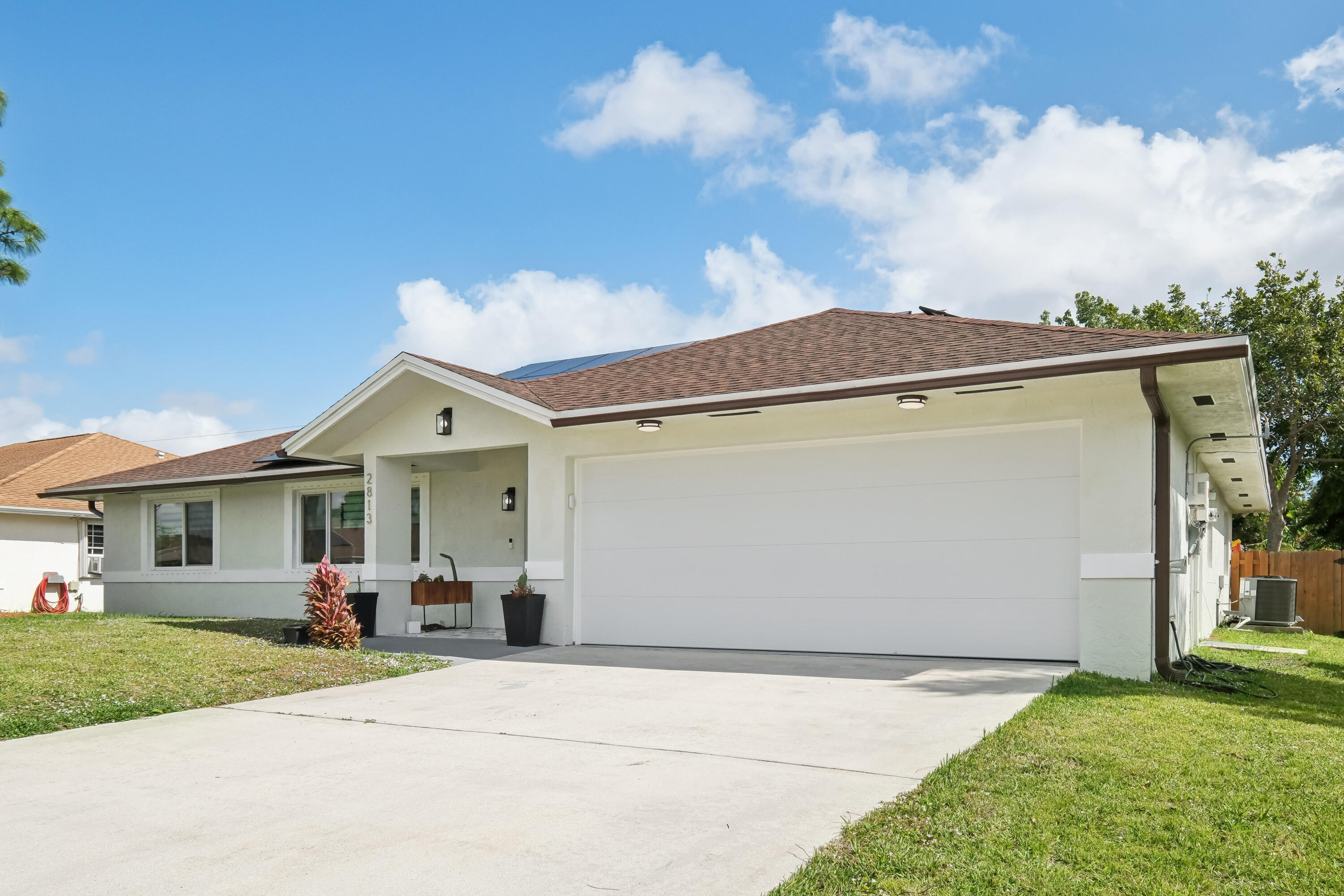 Property Photo: 2813 SE Eagle Drive FL 34984