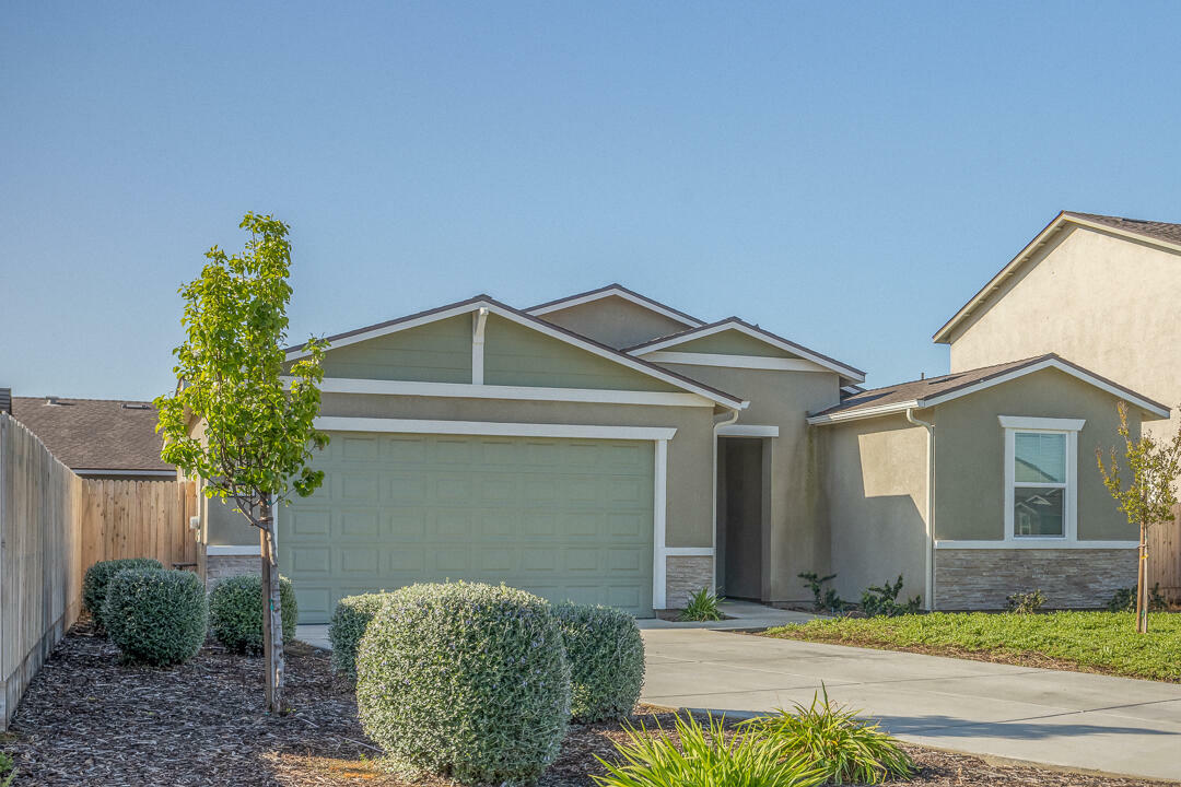 Property Photo: 1705 E Mesa Court CA 93292