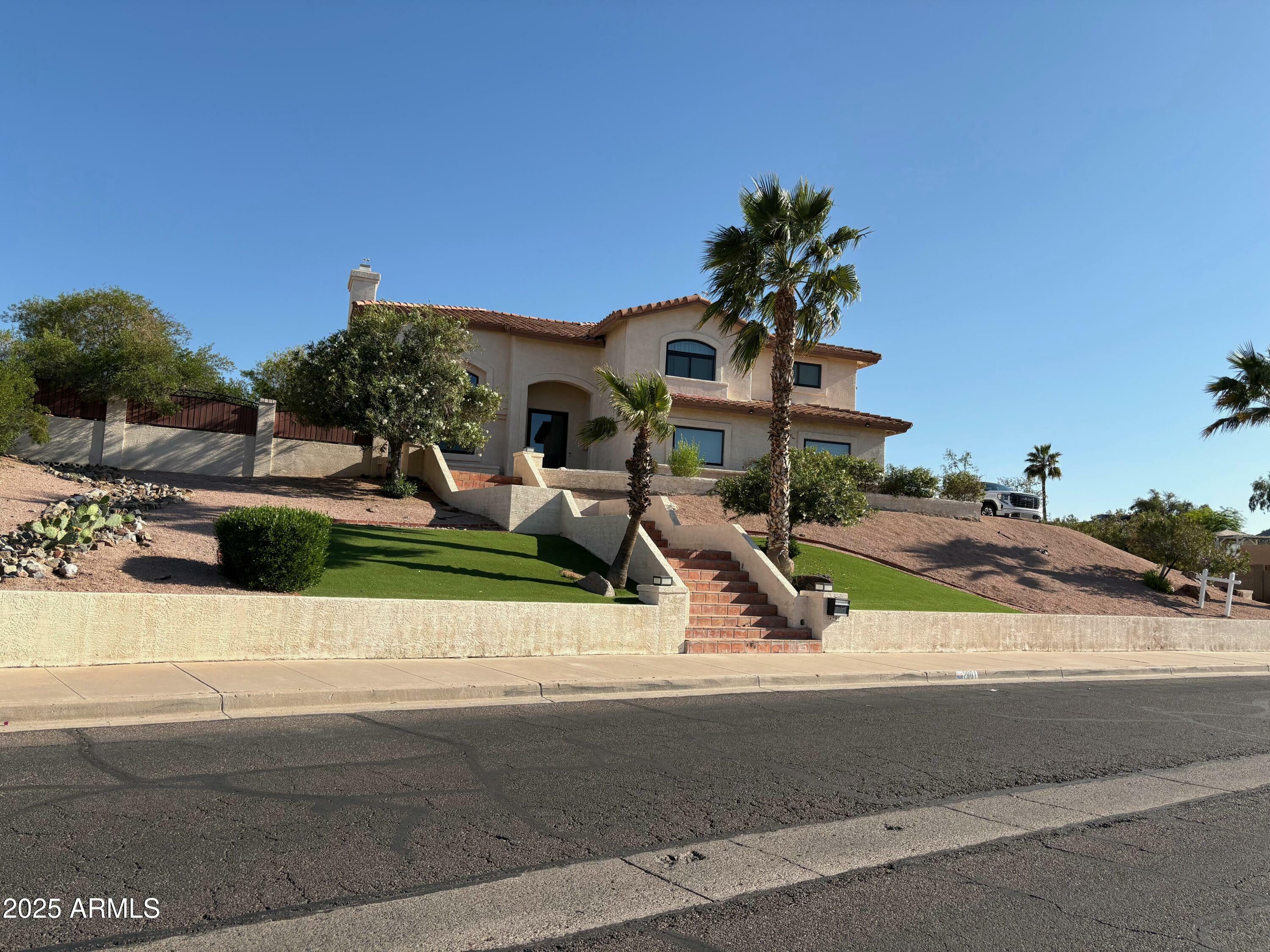 Property Photo: 2901 E Acoma Drive AZ 85032