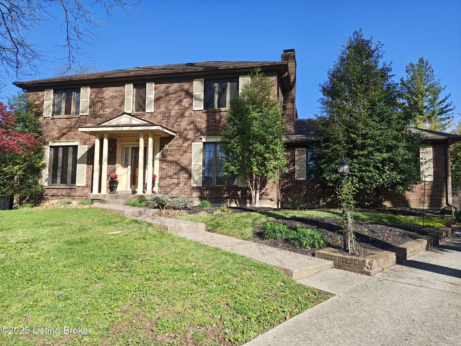 Property Photo:  1802 Arboro Pl  KY 40220 