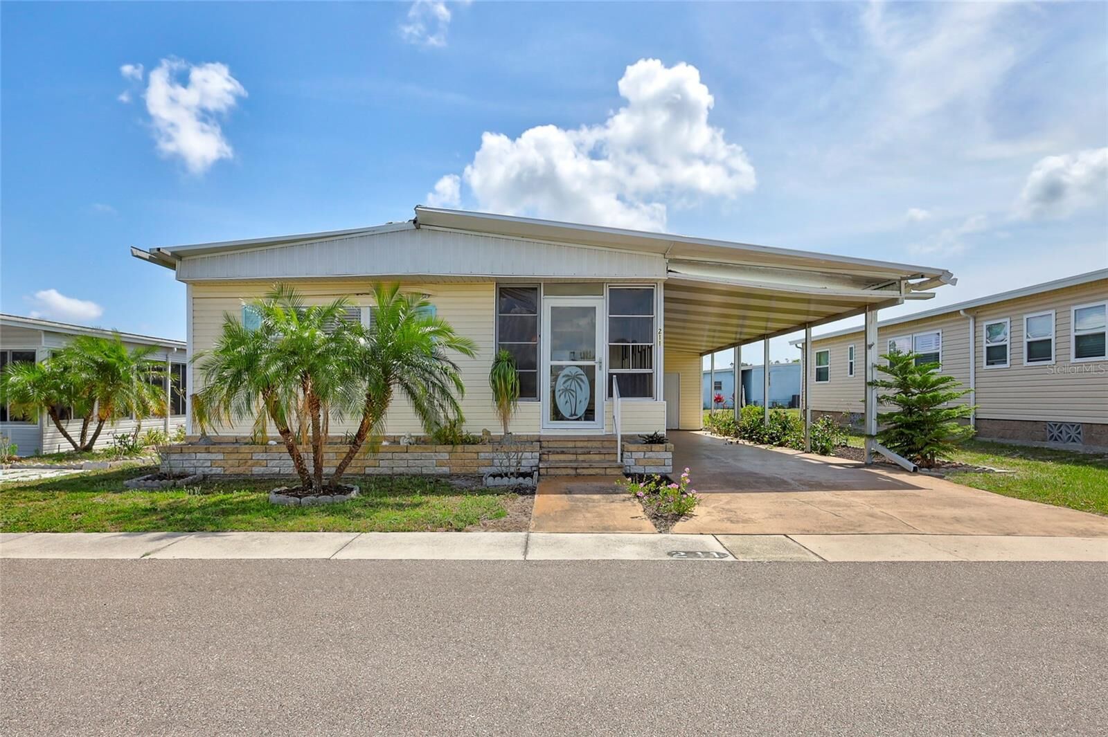 Property Photo: 5619 Bayshore Road 211 FL 34221
