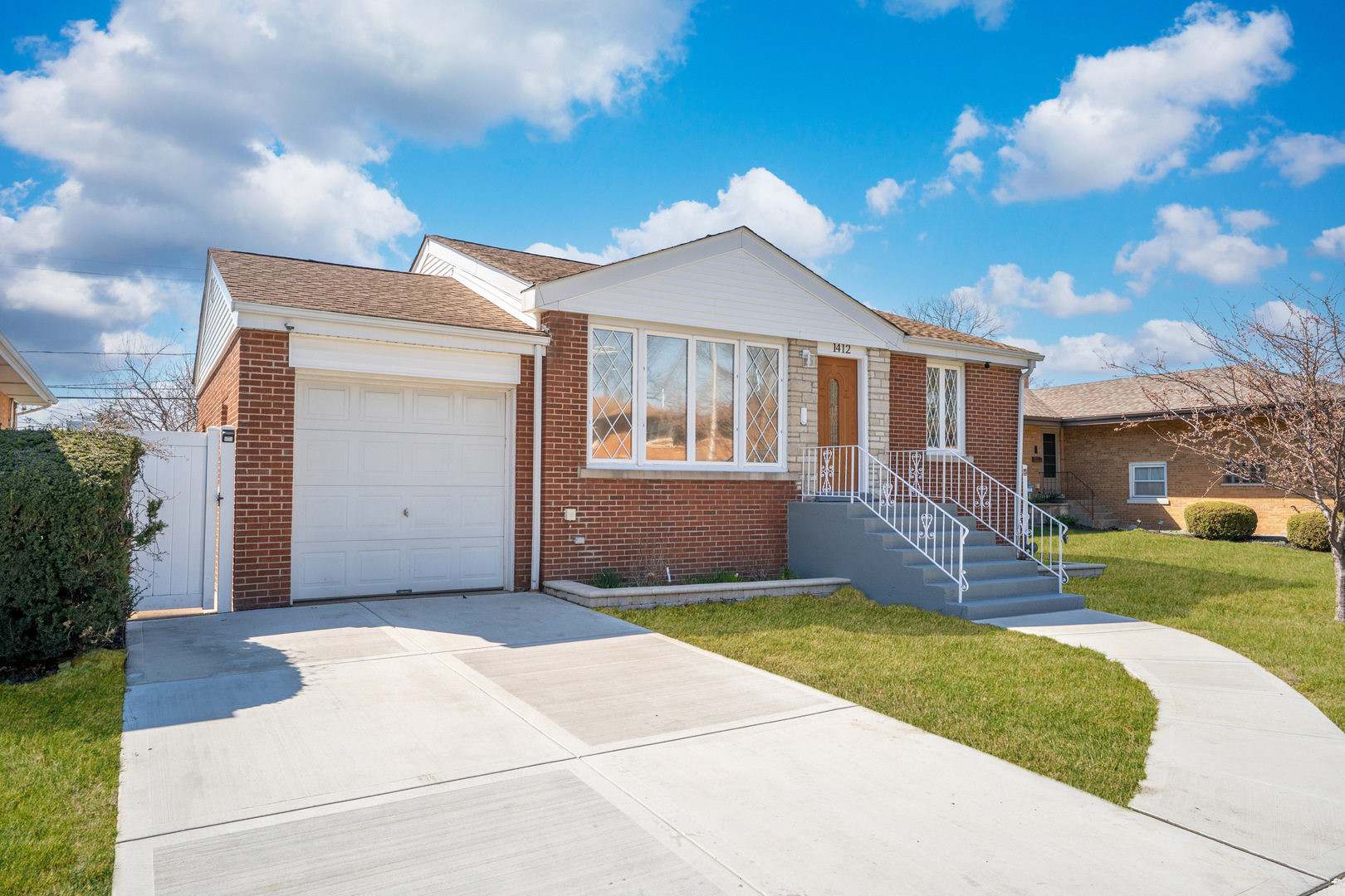 Property Photo: 1412 Balmoral Avenue IL 60154