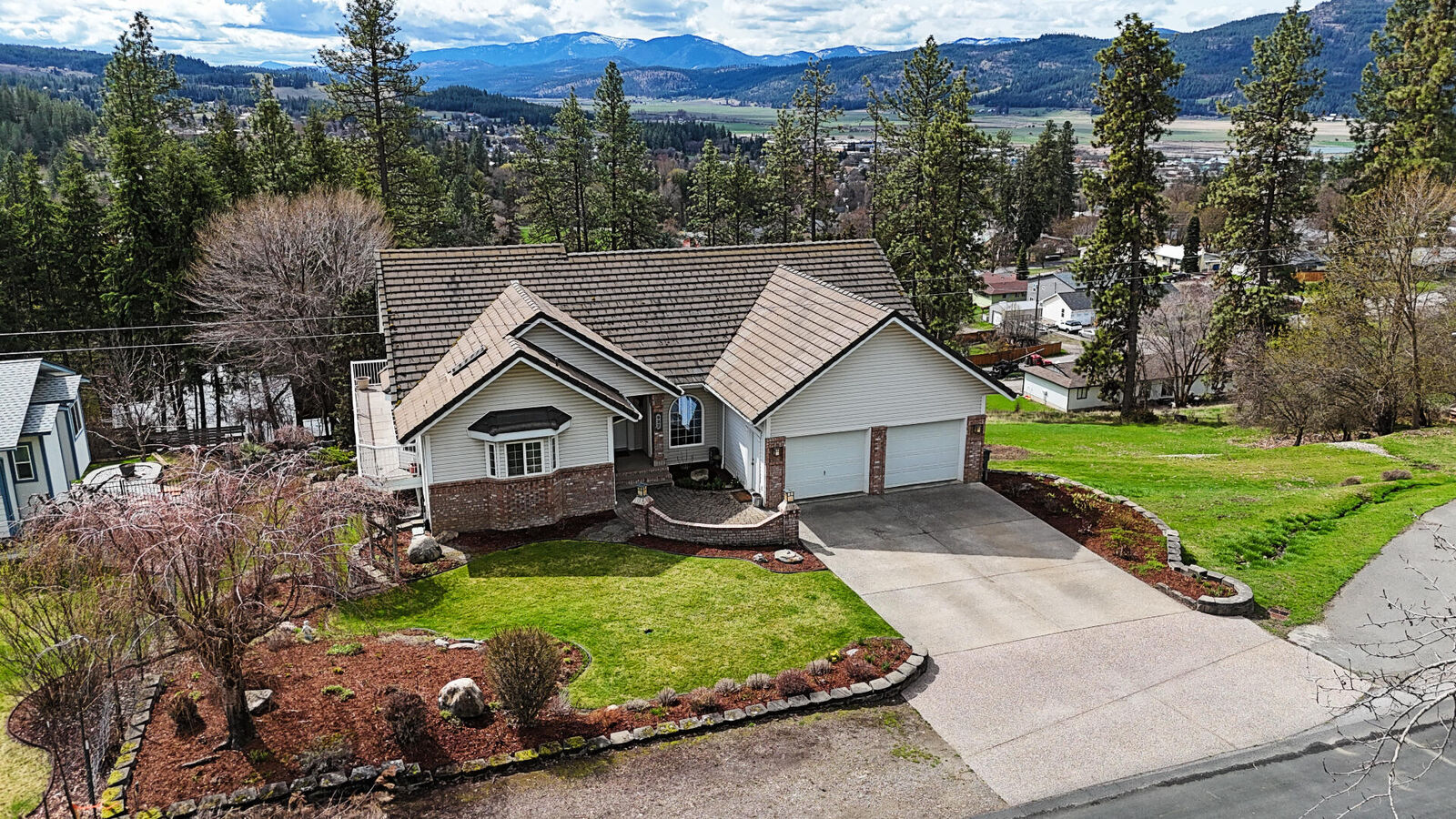 Property Photo:  932 E 10th Ave  WA 99114 