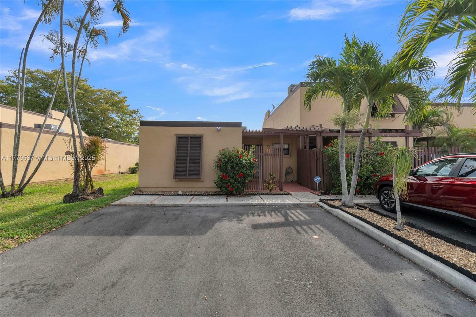Property Photo: 1341 E Golfview Dr 1341 FL 33026