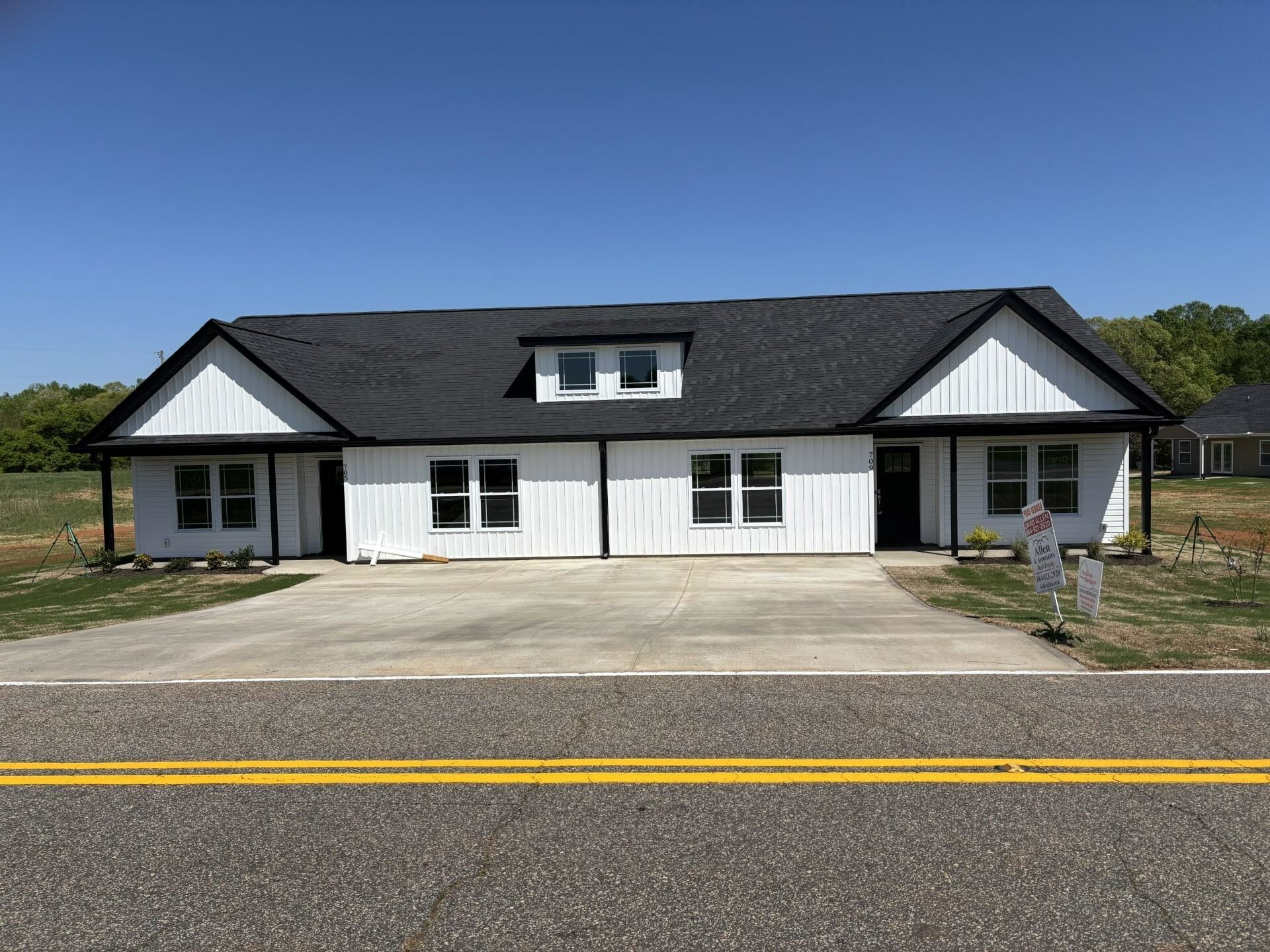 Property Photo: 705/709 Greenlake Road SC 29323