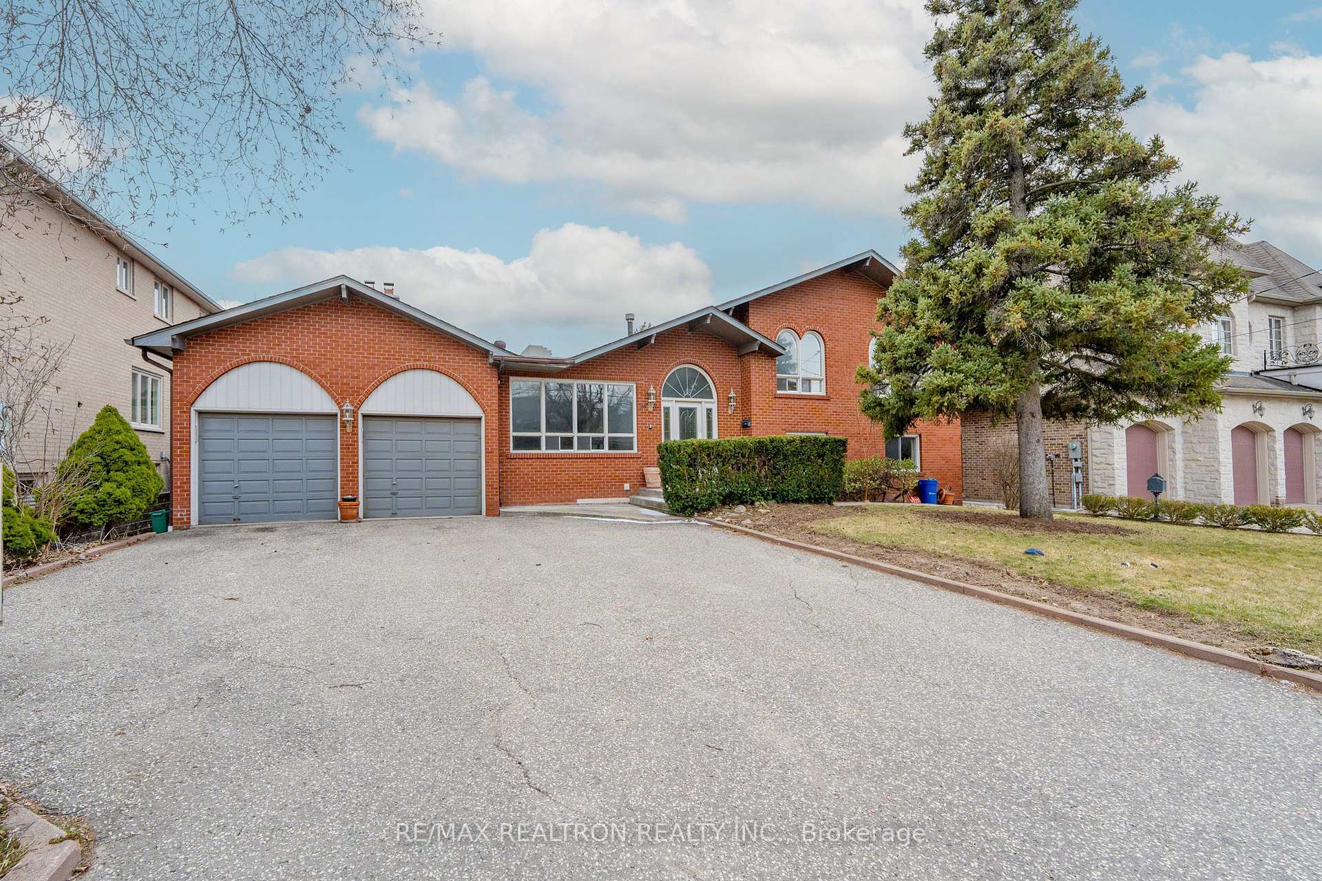 Property Photo: 209 Crestwood Road ON L4J 1A8