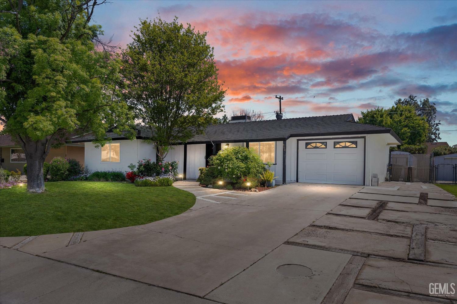Property Photo: 900 Hogan Way CA 93309