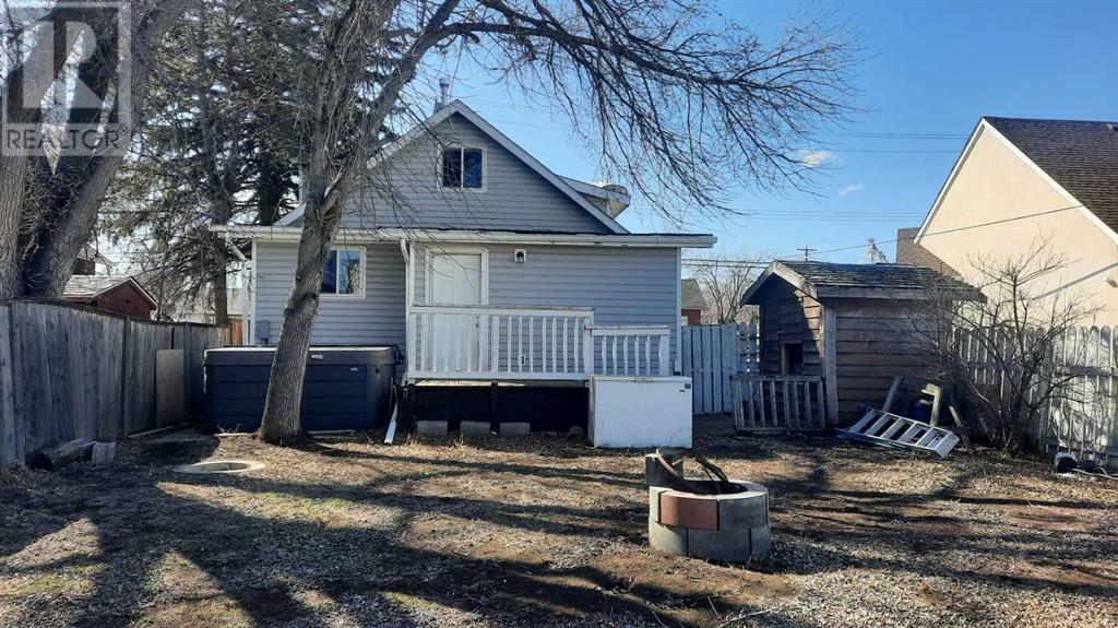 Property Photo: 586 2 Avenue West AB T0J 0Y3